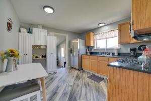 Kuchyň nebo kuchyňský kout v ubytování All-Season Getaway in Frederic Bring Your Pets!