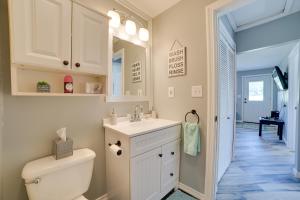 Ένα μπάνιο στο Pet-Friendly Frederic Home All-Season Adventure! +19 φωτογραφίες