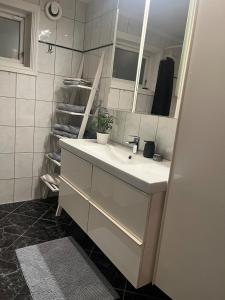 House with a beautiful seaview في ترومسو: حمام مزود بحوض ومِرآة