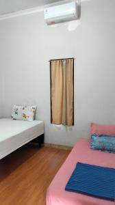 Postel nebo postele na pokoji v ubytování Homestay Rumah Bahagia Cepor