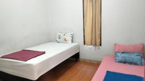 Postel nebo postele na pokoji v ubytování Homestay Rumah Bahagia Cepor + 3 fotografie