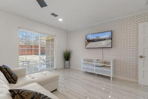 Gallery image of hot tub and Event Open Luxury Home Fits 16 plus in Dallas