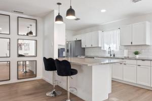 Gallery image of hot tub and Event Open Luxury Home Fits 16 plus in Dallas