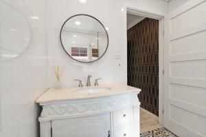 Gallery image of hot tub and Event Open Luxury Home Fits 16 plus in Dallas +24 photos