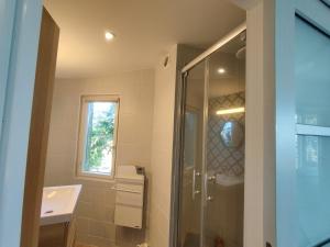 プルゴンヴランにあるTY KER AOD - Villa superbe vue mer proche plageのシャワーと洗面台付きのバスルーム +41枚の写真