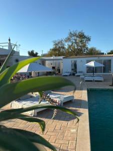 un resort con piscina e un edificio di Quinta das Oliveiras a Olhão