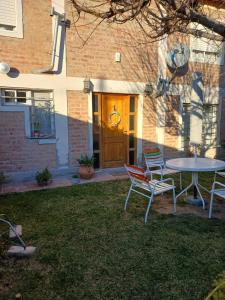 a table and chairs in the yard of a house at Departamento Ruca che in Neuquén