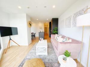 Μια τηλεόραση ή/και κέντρο ψυχαγωγίας στο Designed Parkside Penthouse 2Beds & 2Baths - Pool Gym