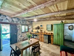 une cuisine et une salle à manger avec une table en bois dans l'établissement 2 Casas de Campo con bajada exclusiva al Rio Pinto en la Naturaleza, à Cuchi Corral