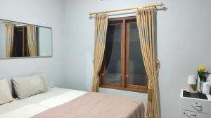 Postel nebo postele na pokoji v ubytování Homestay Rumah Bahagia Cepor