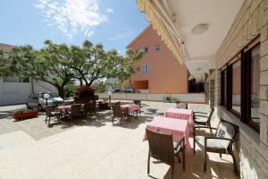 Reštaurácia alebo iné gastronomické zariadenie v ubytovaní Apartments Mar