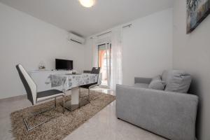 Televízia a/alebo spoločenská miestnosť v ubytovaní Apartments Mar