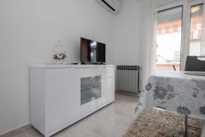 Televízia a/alebo spoločenská miestnosť v ubytovaní Apartments Mar