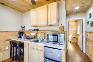 Una cocina con gabinetes de madera y un fregadero. en Near Hiking and Biking Newport Cabin in the Smokies, en Newport