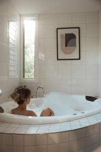Fotografie z fotogalerie ubytování Romantic Lakefront Luxury - Spa Bath, Fireplace, King Bed v destinaci Daylesford