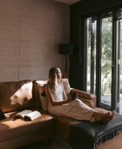 Posezení v ubytování Romantic Lakefront Luxury - Spa Bath, Fireplace, King Bed