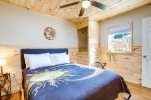 Un dormitorio con una cama y un ventilador de techo. en Near Hiking and Biking Newport Cabin in the Smokies, en Newport