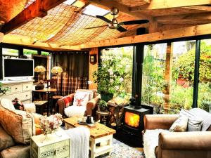 Posezení v ubytování Cotswold Garden Chalet in Stow-on-the-Wold