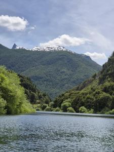 Una vista de un río con una montaña al fondo. en Lodge Casa de Campo, en Futaleufú