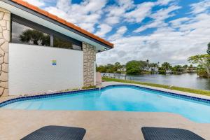 Бассейн в Cocoa Beach House on Banana River Walk to Ocean! или поблизости
