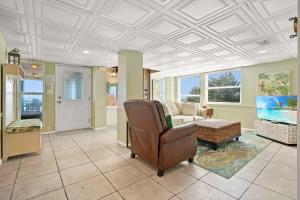 Χώρος καθιστικού στο Oceanfront, Serenity Under the Sea, Tiki Bar and Grand Deck!