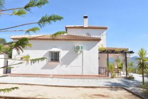 una casa en la playa con palmeras en Casa Lake Viñuela, en Viñuela