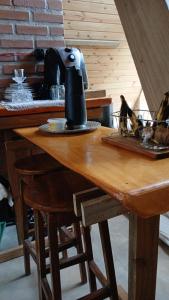 a tea kettle sitting on top of a wooden table at Cabana Villa Caju in Praia dos Algodões +9 photos
