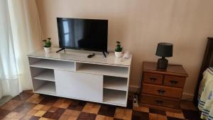 Μια τηλεόραση ή/και κέντρο ψυχαγωγίας στο Studio Dolmens 351 Palácio Quitandinha