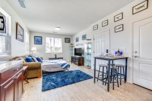 una sala de estar con un sofá y una mesa en WWII Aviation-Themed Apt in Sparks Near Parks!, en Sparks