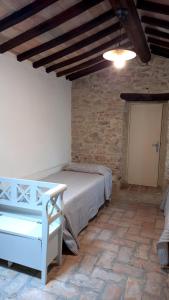 Un dormitorio con una cama y una pared de piedra. en Casa intera con giardino, en Mantignana
