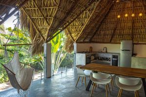 an open kitchen and dining room with a table and chairs at BarriOceano in El Paredón Buena Vista