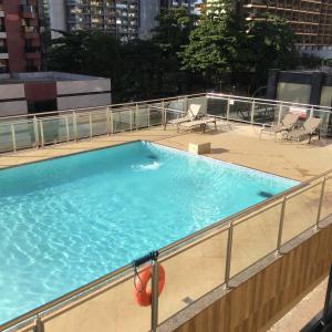 a large swimming pool on top of a building at Exelente Apart hotel otima localizaçao in Brasilia