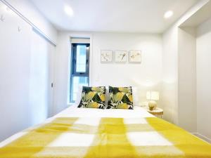 En eller flere senge i et værelse på Refreshing Central 2 Bedrooms on Queen St Living + 23 billeder