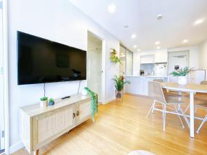 Køkken eller tekøkken på Refreshing Central 2 Bedrooms on Queen St Living