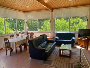 ein Wohnzimmer mit Sofa und Tisch in der Unterkunft Leiras da Cachada - Gerês in Valdosende