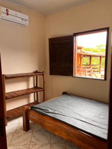 a bedroom with a bed and a window at Kitnet Elles in Marau