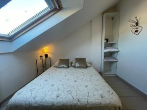 Un dormitorio con una cama con ventana. en SABRINA MAISON CHIC Dolce Nido sul Mare, en San Bartolomeo al Mare