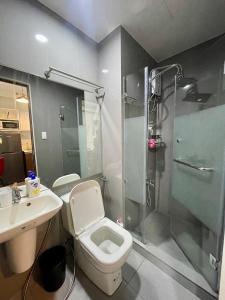 马尼拉Beauty Makati Penthouse 4 room Family Condo的带淋浴、马桶和水槽的浴室