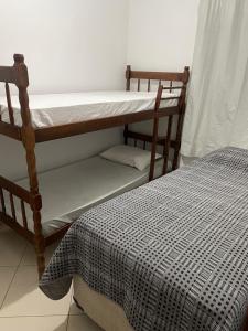 Katil atau katil-katil dalam bilik di Apartamento de Praia Guaratuba