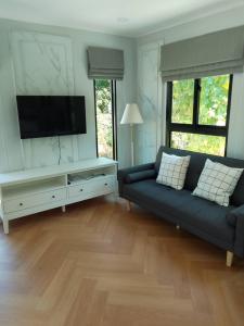 TV a/nebo společenská místnost v ubytování Little Sweet Home