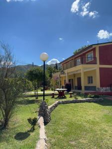 un bâtiment avec un lampadaire dans une cour dans l'établissement Complejo Los Paraisos - Pileta Climatizada, à Potrero de los Funes 25 autres photos