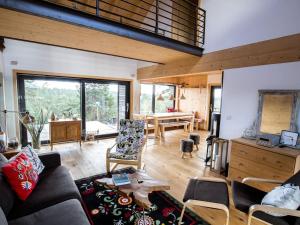 una sala de estar con un sofá y una mesa en "NisseHus" Comfortable holiday residence, en Felli