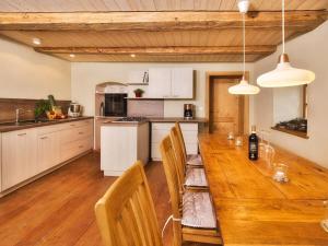 a kitchen and dining room with a wooden table at Oberprill Modern retreat in Loitzendorf