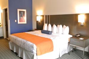 מיטה או מיטות בחדר ב-Guesthouse Inn & Suites Lexington