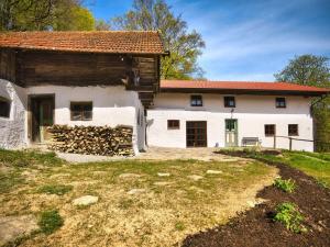 a large white house with a wooden building at Oberprill Modern retreat in Loitzendorf