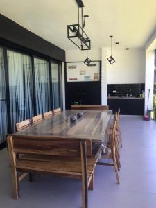 TV a/nebo společenská místnost v ubytování Manos