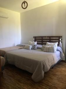 Postel nebo postele na pokoji v ubytování Manos