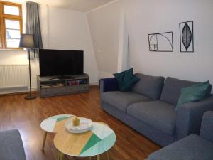 una sala de estar con un sofá y una mesa en De Böhn Comfortable holiday residence, en Travemünde