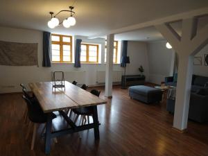 Una sala de estar con una mesa y sillas de madera. en De Böhn Comfortable holiday residence, en Travemünde