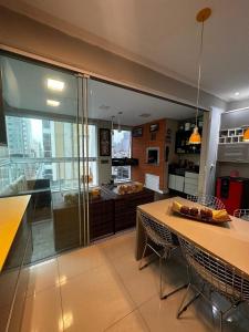 イタペマにあるApartamento Meia Praiaの部屋にテーブルと椅子のあるキッチン